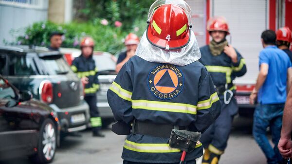 Пожарные-спасатели во дворе жилого дома в столице Грузии. Служба 112 - Sputnik Грузия