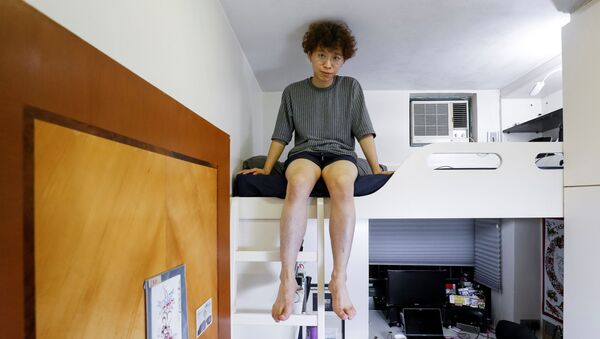 25-летний уроженец Гонконга Фунг Ченг, графический дизайнер, живущий в квартире со родителями и братом, в своей спальне площадью 5 кв.м. - Sputnik Грузия