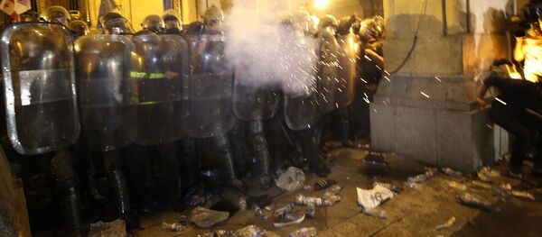 Разгон акции протеста у здания парламента Грузии в ночь с 20 на 21 июня. Спецназ и полиция - Sputnik Грузия