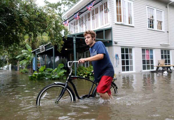 В результате урагана могут пострадать более 3 миллионов местных жителей. В штатах Луизиана и Миссисипи уже действует чрезвычайное положение - Sputnik Грузия