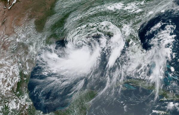 Ураган движется со скоростью шесть миль в час. Так выглядит ураган над Мексиканским заливом на фото, сделанном со спутника - Sputnik Грузия