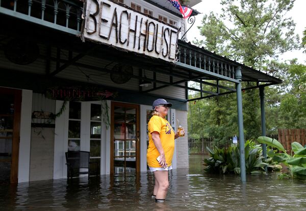 Согласно прогнозам, в штате Луизиана ожидается от 10 до 25 дюймов дождя в сутки. На фото - затопленное кафе в городе Мандевиль в Луизиане - Sputnik Грузия