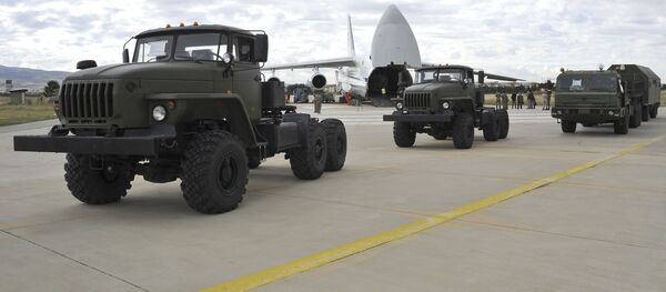 Военные машины и оборудование, части систем ПВО С-400 на гудронированном шоссе после выгрузки с российского транспортного самолета в военном аэропорту Муртед в Анкаре, Турция - Sputnik Грузия