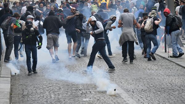 Участники беспорядков на Елисейских полях в Париже - Sputnik Грузия