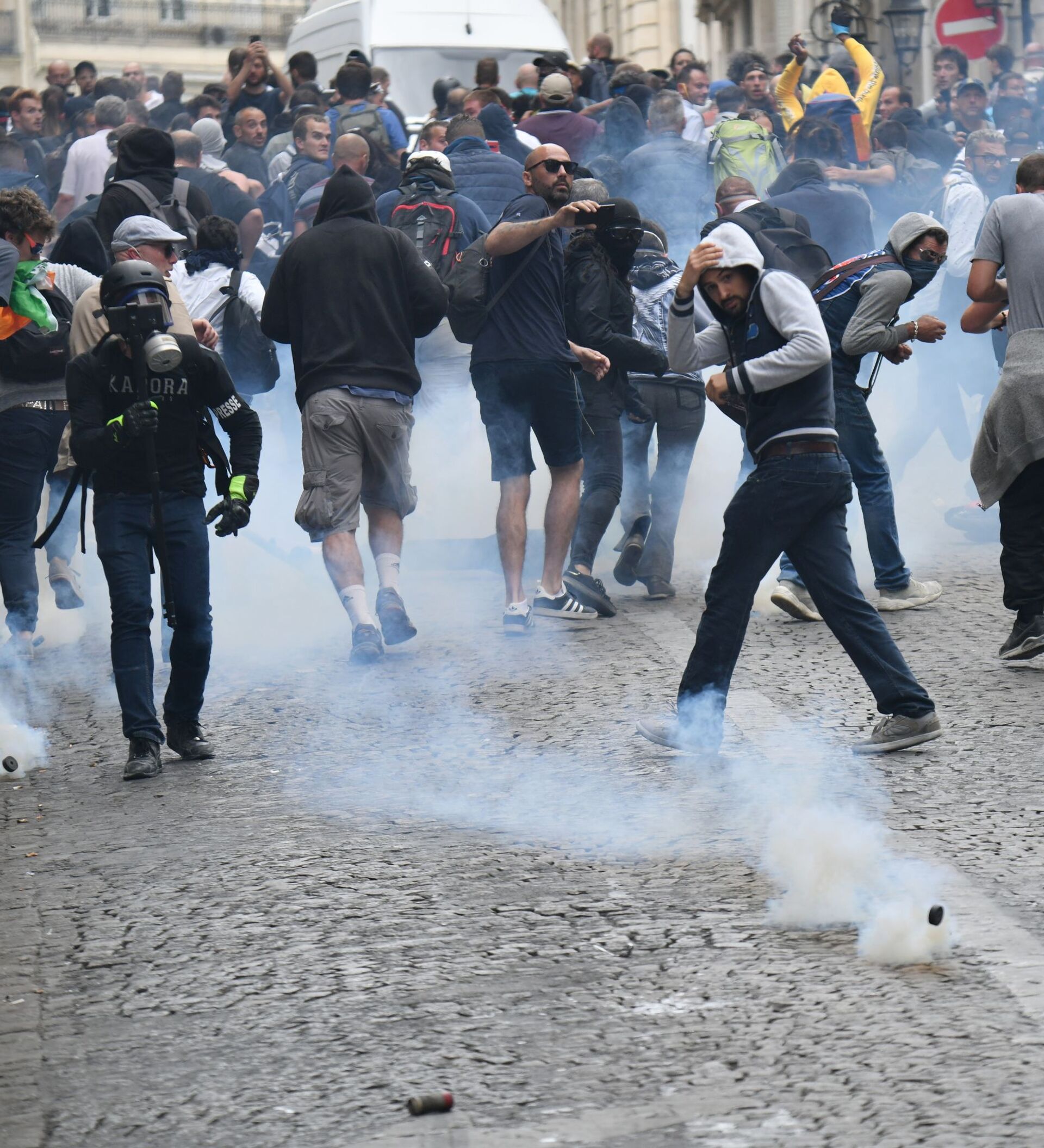 Участники массовых беспорядков. Массовые беспорядки в Париже.