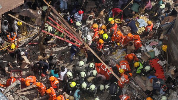 Спасатели ищут выживших на месте обрушившегося здания в Мумбаи - Sputnik Грузия