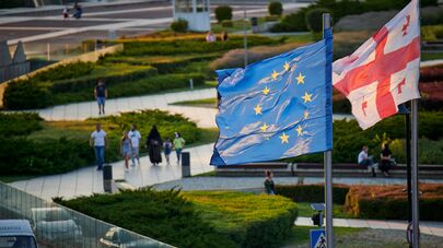 Флаги Грузии и США над площадью Европы