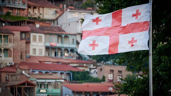 Флаг Грузии развевается на фоне старого Тбилиси - Sputnik Грузия
