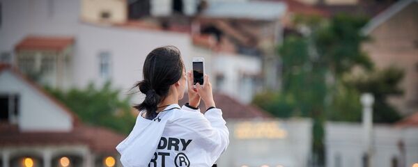 Туристка из Китая фотографирует столицу Грузии - Sputnik Грузия