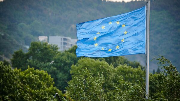 Флаг Евросоюза на фоне столицы Грузии - Sputnik Грузия