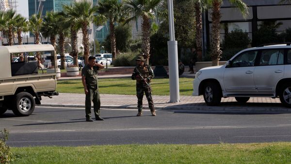 Курдские охранники стоят возле ресторана, где были убиты турецкие дипломаты и сотрудник турецкого консульства в Эрбиле - Sputnik Грузия