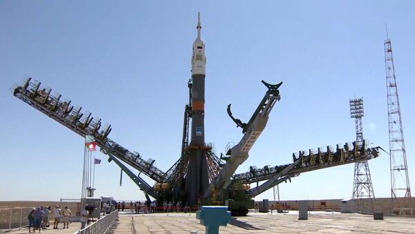 Как ракету Союз МС-13 установили на стартовой платформе - видео - Sputnik Грузия