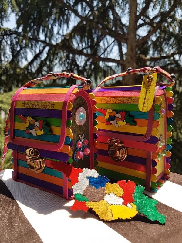 „მის გარეშე ამას ვერ შევძლებდი“: დედა, რომელმაც შვილისთვის ფერადი ჩანთების შექმნა დაიწყო - Sputnik საქართველო