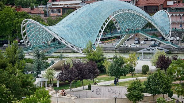 Мост Мира в центре грузинской столицы. Достопримечательности Тбилиси - Sputnik Грузия
