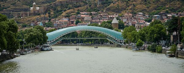 Вид на город Тбилиси, мост Мира и набережную реки Кура - Sputnik Грузия