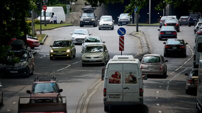 Машины въезжают в тоннель на набережной Тбилиси в районе Авлабари