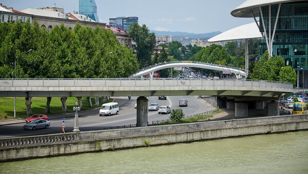 Городской пейзаж. Вид на город Тбилиси. Автомобильный пандус у Дома Юстиции - Sputnik Грузия