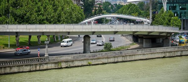 Городской пейзаж. Вид на город Тбилиси. Автомобильный пандус у Дома Юстиции - Sputnik Грузия