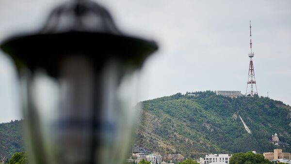Вид на город Тбилиси. Гора Мтацминда в пасмурную погоду - Sputnik Грузия
