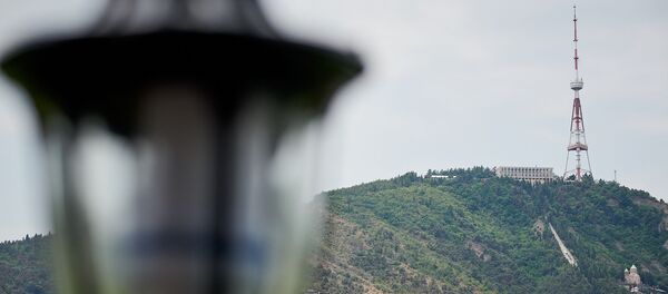 Вид на город Тбилиси. Гора Мтацминда в пасмурную погоду - Sputnik Грузия