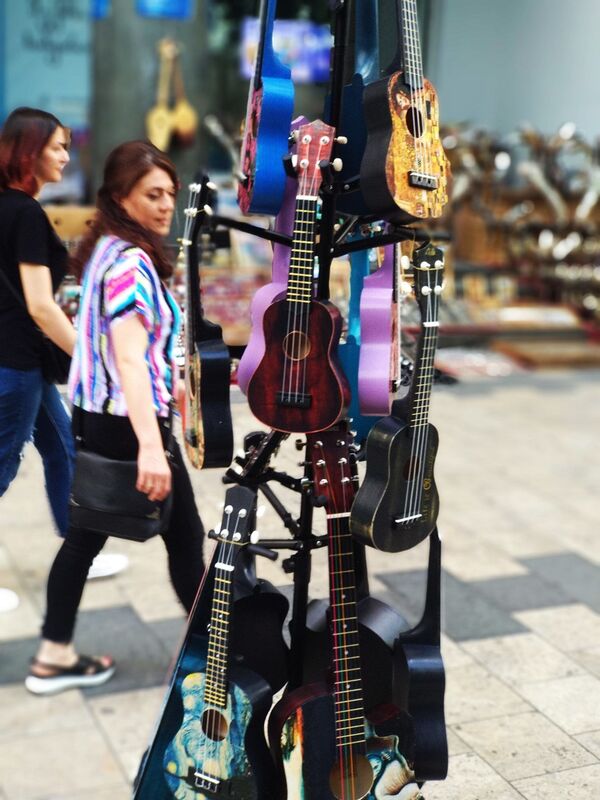 ხელოვნებაში გაცვლილი იურისტობა და უკულელეს ქართველი ოსტატი ხელოვნებაში გაცვლილი იურისტობა და უკულელეს ქართველი ოსტატი - Sputnik საქართველო