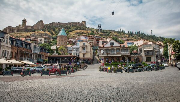 Центр Тбилиси в дневное время - вид на крепость Нарикала, Мейдан (площадь Горгасали) и район Калаубани - Sputnik Грузия