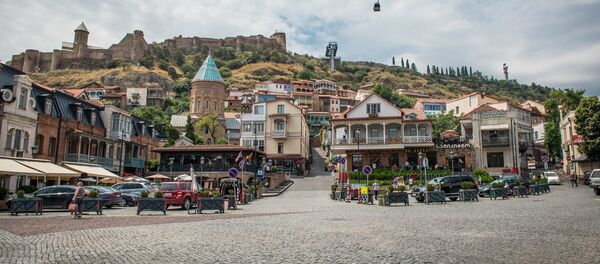 Центр Тбилиси в дневное время - вид на крепость Нарикала, Мейдан (площадь Горгасали) и район Калаубани - Sputnik Грузия