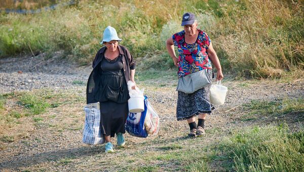 Женщины - продавщицы кукурузы, на пляже - Sputnik Грузия