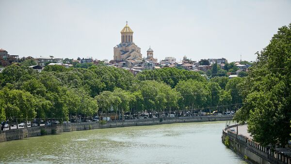 Набережная города Тбилиси и вид на кафедральный собор Святой Троицы - Самеба - Sputnik Грузия