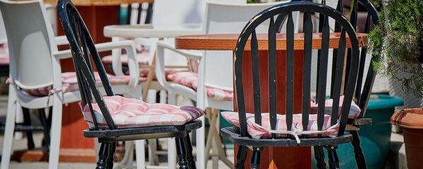 Пустые столики в уличном кафе Пустые столики в уличном кафе - Sputnik Грузия