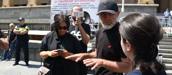 Малхаз Мачаликашвили беседует с журналистами, после попытки возобновить акцию у парламента Малхаз Мачаликашвили беседует с журналистами, после попытки возобновить акцию у парламента - Sputnik Грузия