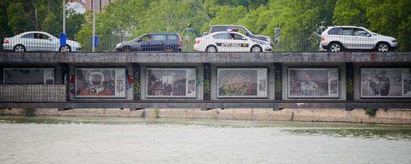Вид на набережную Тбилиси и мост Николоза Бараташвили, по которому едут машины - Sputnik Грузия