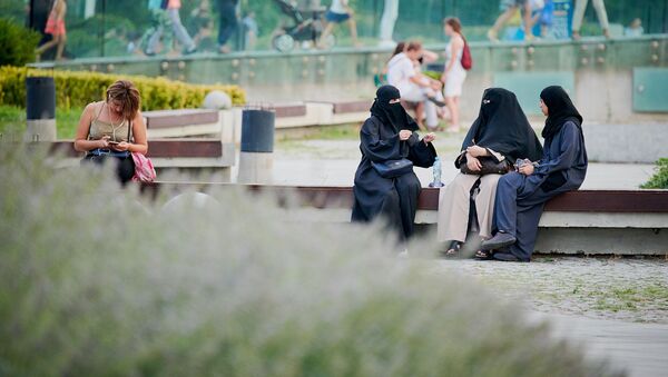 Женщины в хиджабах. Туристы с Ближнего Востока в парке Рике - Sputnik Грузия