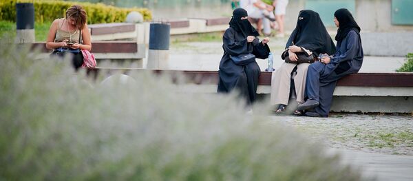 Женщины в хиджабах. Туристы с Ближнего Востока в парке Рике - Sputnik Грузия