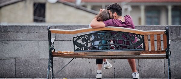 Влюбленные на лавочке на смотровой площадке в старом городе - Sputnik Грузия