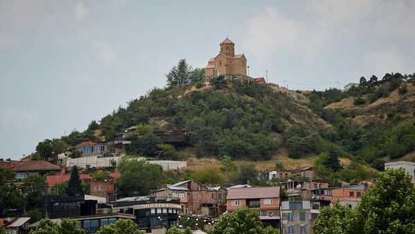 Монастырь Табори на горе в районе Ортачала. Вид на город Тбилиси - Sputnik Грузия
