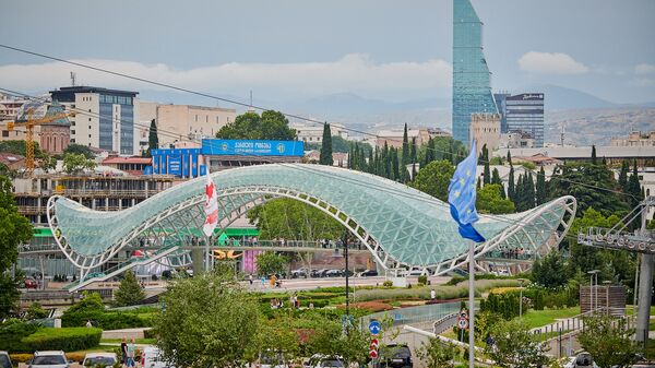 Вид на город Тбилиси. Городской пейзаж. Архитектура. Мост Мира и отель Билтмор - Sputnik Грузия