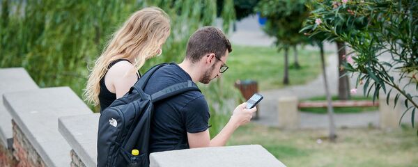 Парень с девушкой переписываются в соцсетях - Sputnik Грузия