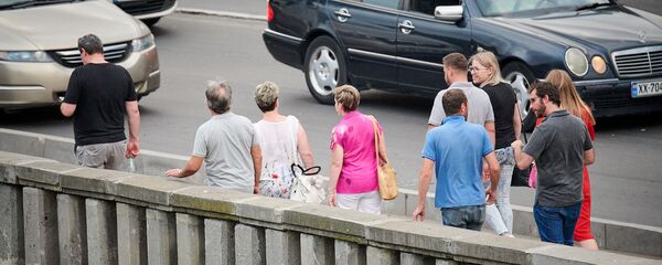 მეტეხის ხიდზე ადამიანები სეირნობენ მეტეხის ხიდზე ადამიანები სეირნობენ - Sputnik საქართველო