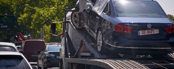 Разбитую машину везут в ремонт на эвакуаторе - Sputnik Грузия