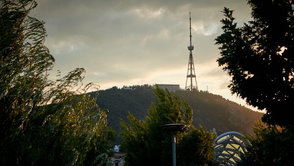 Вид на город Тбилиси на закате. Городской пейзаж. Гора Мтацминда и тбилисская телевышка - Sputnik Грузия
