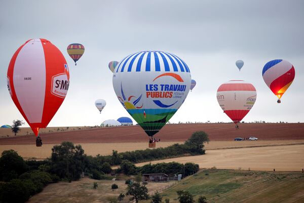 Фестиваль во Франции называют также великим соревнованием воздушных шаров - Sputnik Грузия