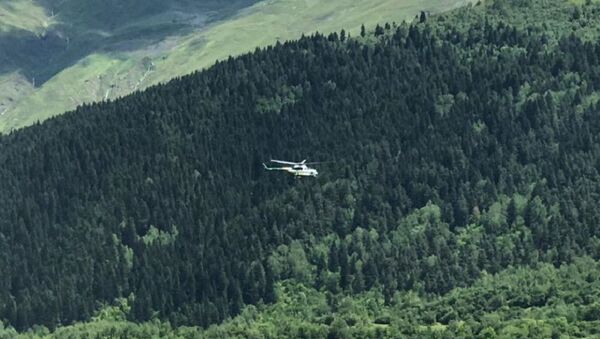 Специалисты на вертолете изучают ситуацию в горах Сванети - Sputnik Грузия