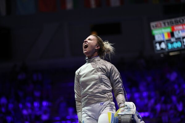Ольга Харлан радуется победе на чемпионате мира по фехтованию в Будапеште, Венгрия - Sputnik Грузия