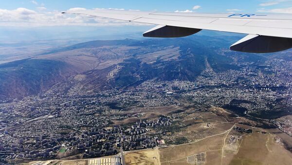 Пассажирский самолет грузинской авиакомпании Georgian Airways пролетает над Тбилиси - Sputnik Грузия