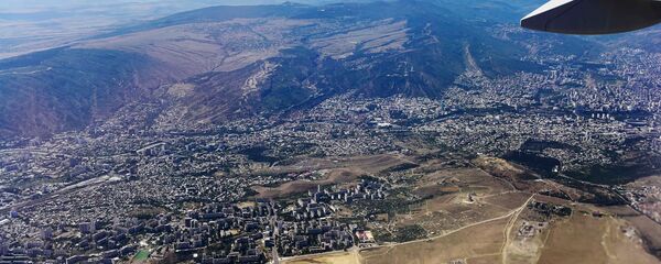Georgian Airways-ის სამგზავრო თვითმფრინავი თბილისის თავზე Georgian Airways-ის სამგზავრო თვითმფრინავი თბილისის თავზე - Sputnik საქართველო