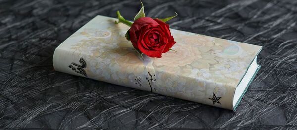 Роза лежит на книге - Sputnik Грузия