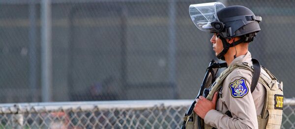Полицейский офицер на месте стрельбы в США Полицейский офицер на месте стрельбы в США - Sputnik Грузия