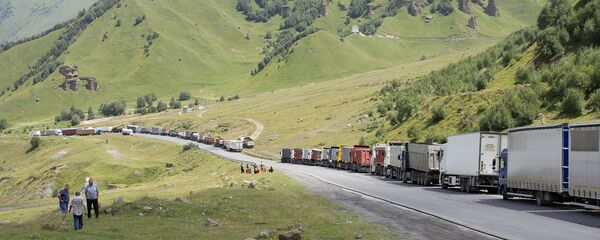 Многокилометровая очередь грузовиков на грузино-российской границе - Sputnik Грузия