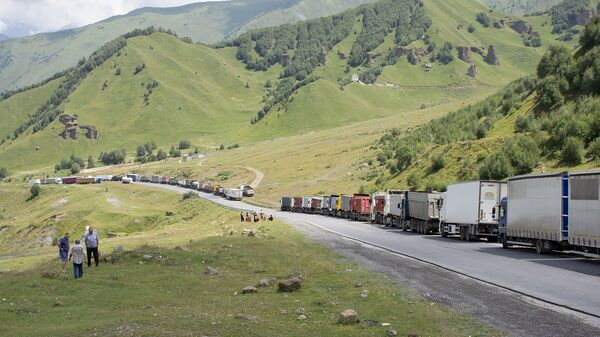 Многокилометровая очередь грузовиков на грузино-российской границе - Sputnik Грузия
